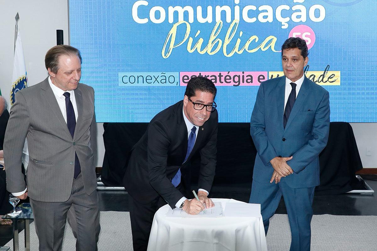 Assembleia assina termo de cooperação contra a desinformação.