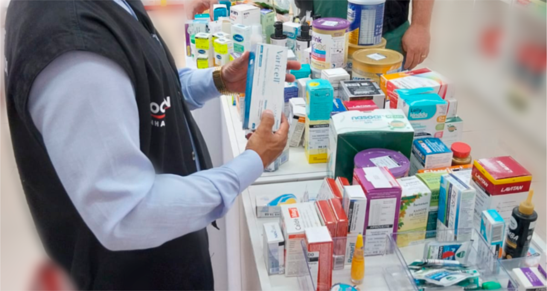 Medicamentos vencidos em Linhares: Procon recolhe remédios em farmácia do centro.