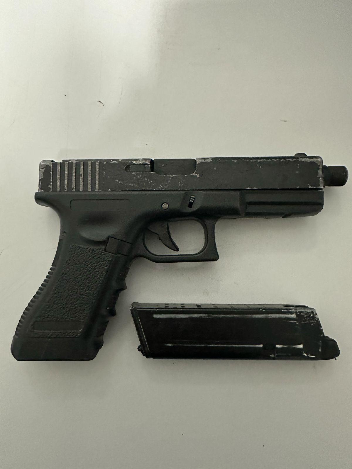 Polícia apreende jovens com simulacros de arma de fogo nas proximidades de escola de Linhares.