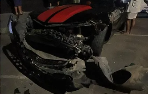 Veículo colide com motos e caminhonete na 