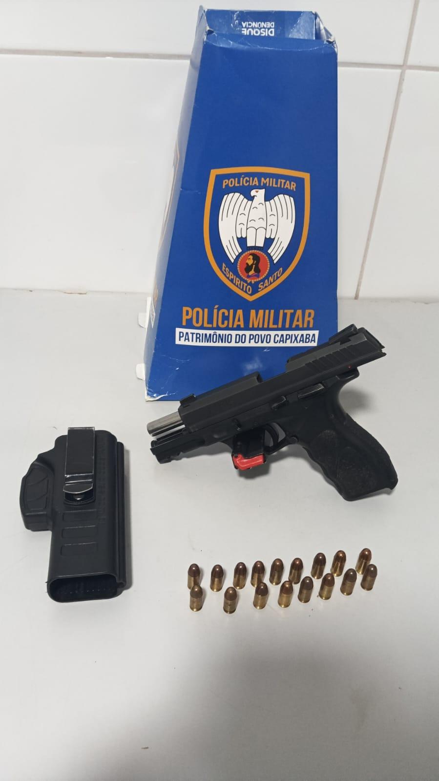 Armado no Três Barras: homem recebe voz de prisão com pistola na cintura.