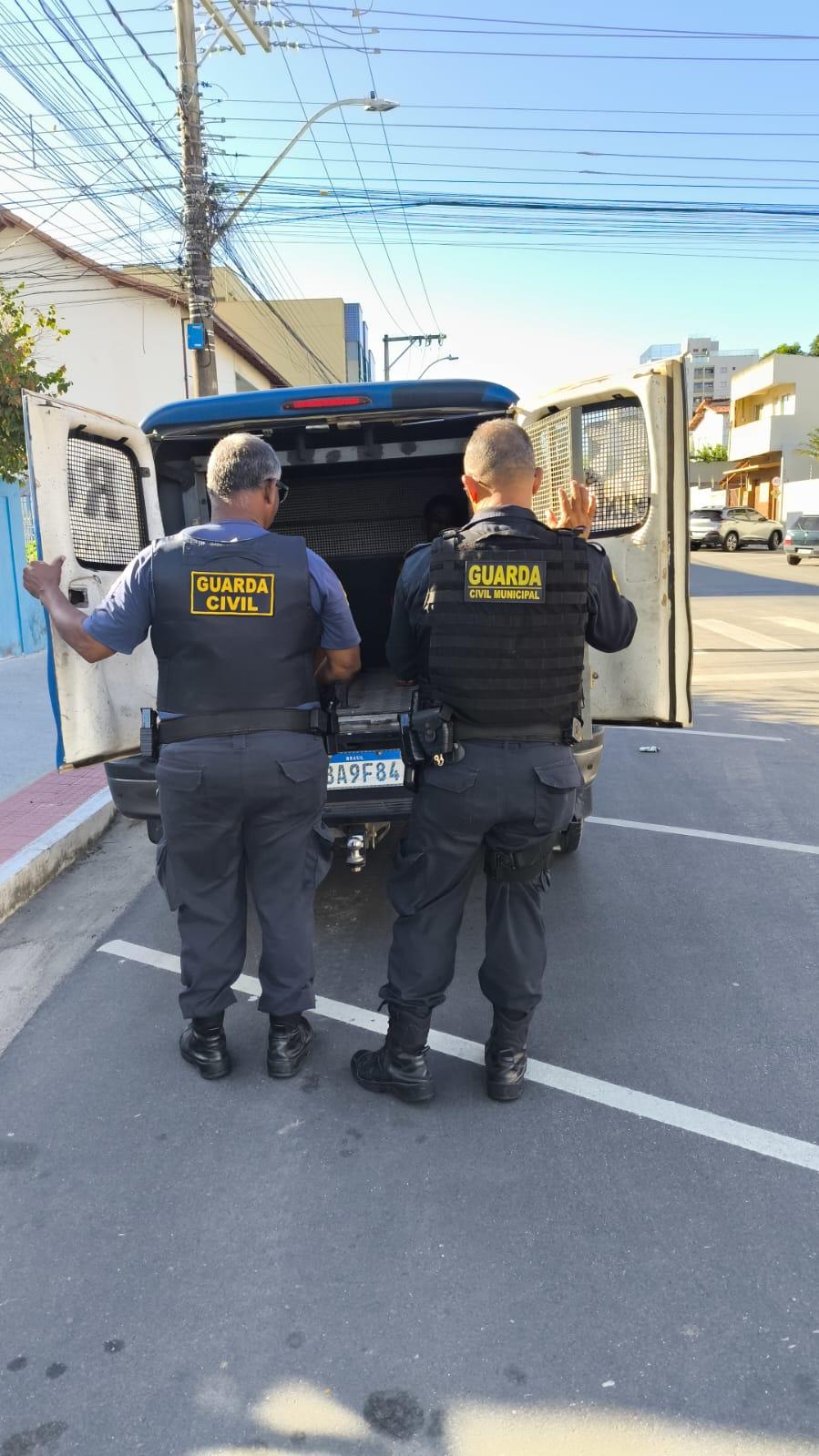  Guarda Municipal prende homens com mandado de prisão num intervado de uma hora em Linhares.
