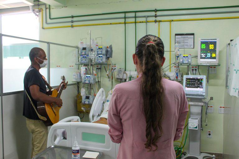 Pacientes do HGL recebem visitas musicais.
