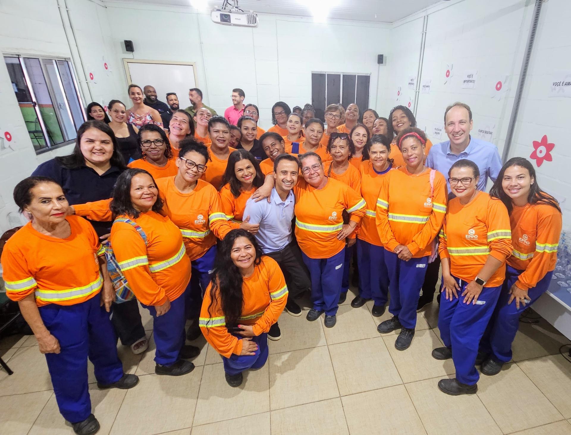 Prefeito participa de café da manhã com colaboradores da prefeitura no dia da mulher.