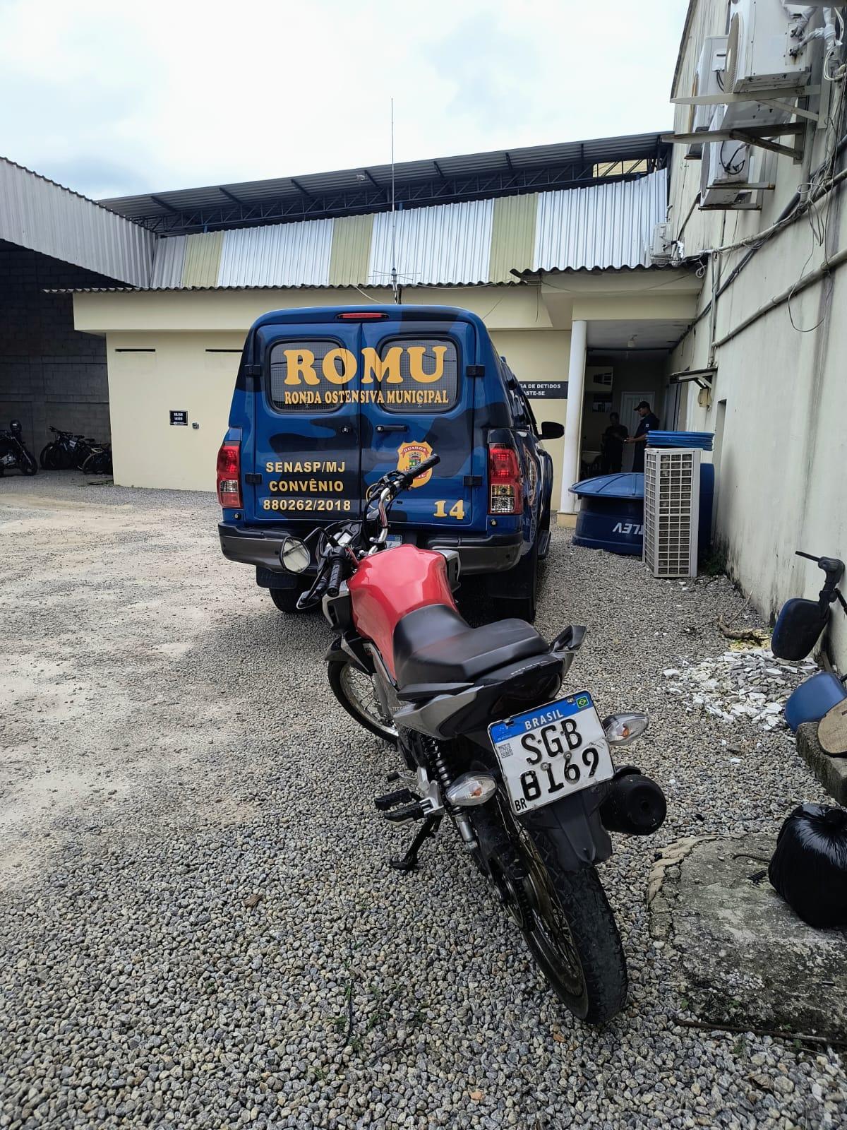 Menor é apreendido com motocicleta furtada e placa adulterada no São José.