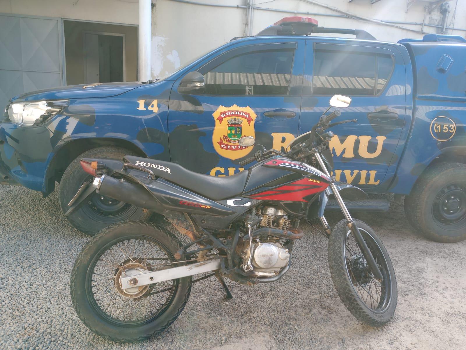 Placa adulterada: Guarda Civil apreende moto no centro de Linhares. 