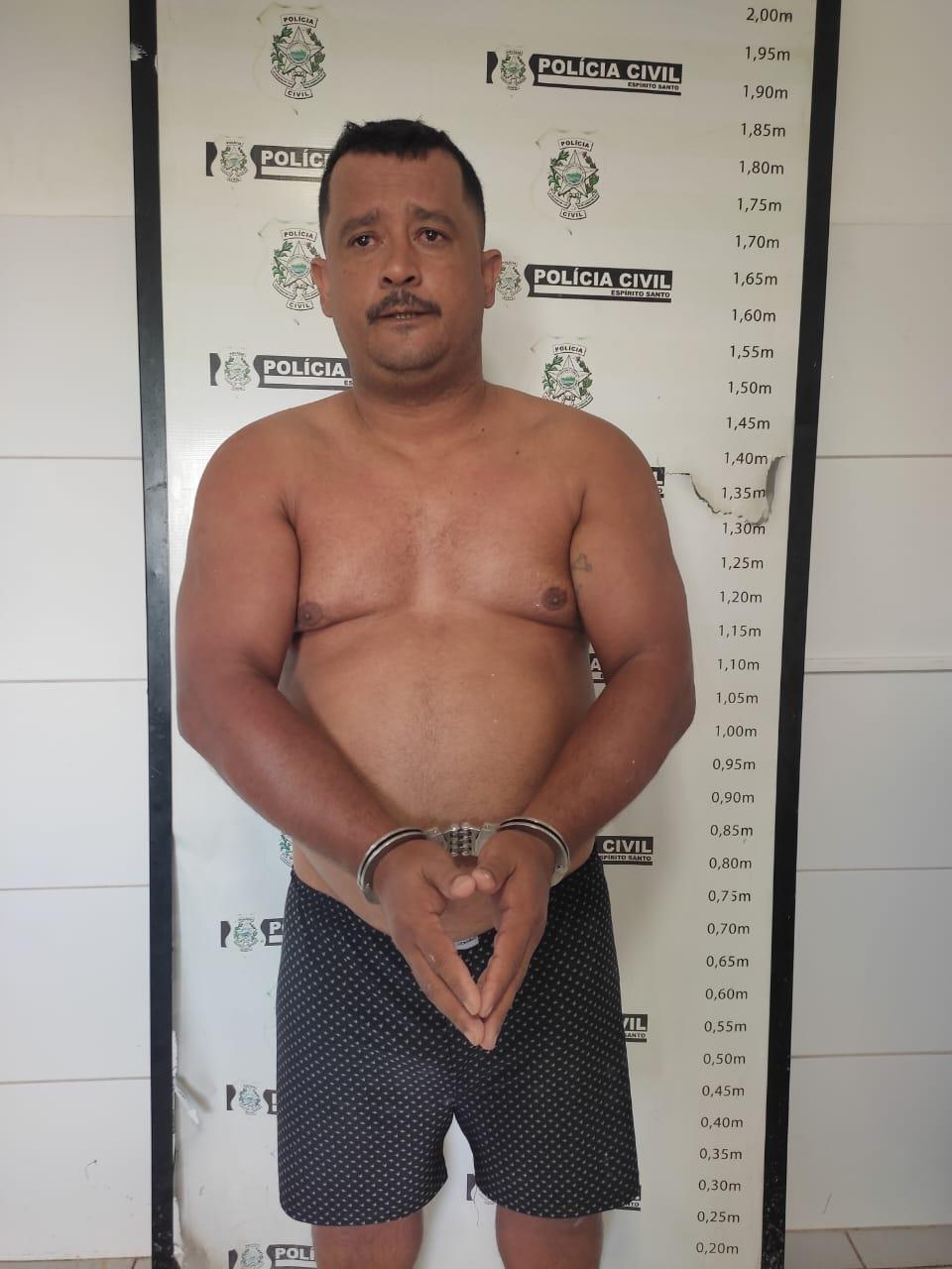 Homem é preso após jogar cocaína misturada com gesso em esgoto no bairro Aviso.