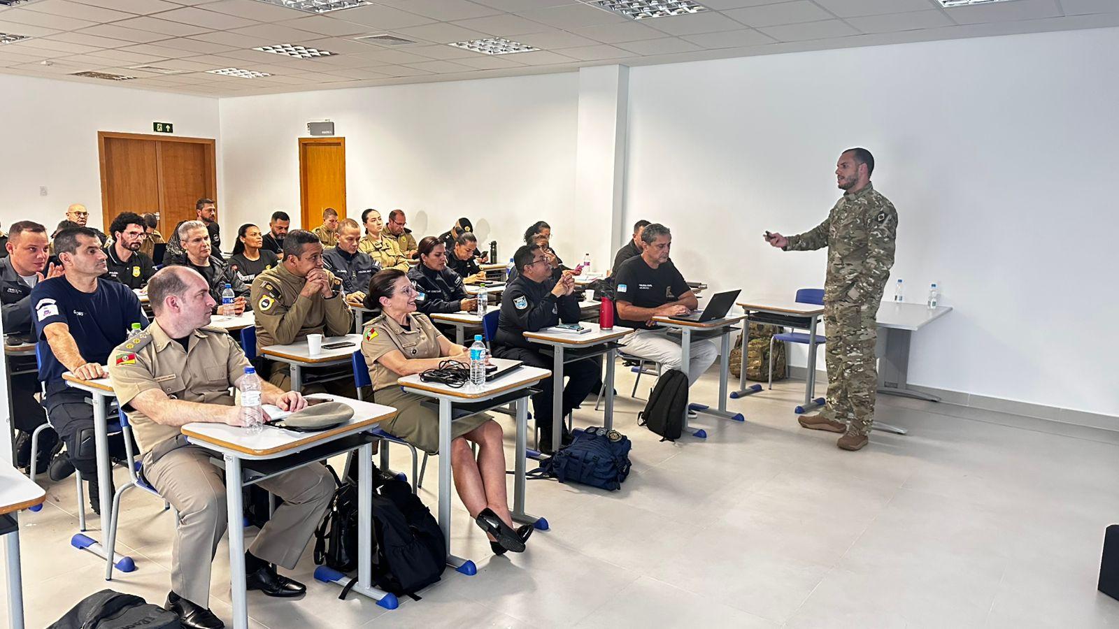 Polícia Comunitária Aplicada: delegado de Linhares ,e oficial militar , fazem curso em Curitiba.
