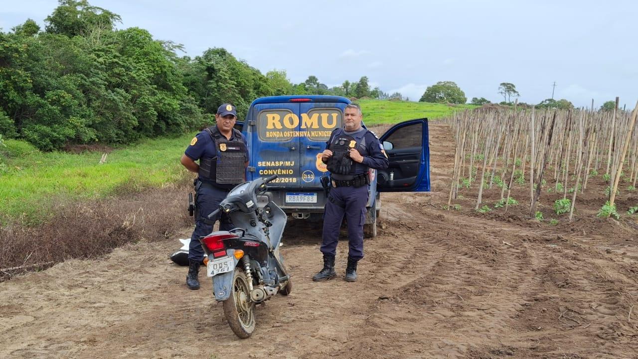 Motocicleta é encontrada escondida em área de mata por trabalhadores rurais em Linhares.