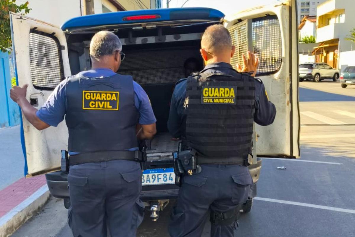 Homem com mandado de prisão em aberto é preso pela Guarda Civil em Linhares.