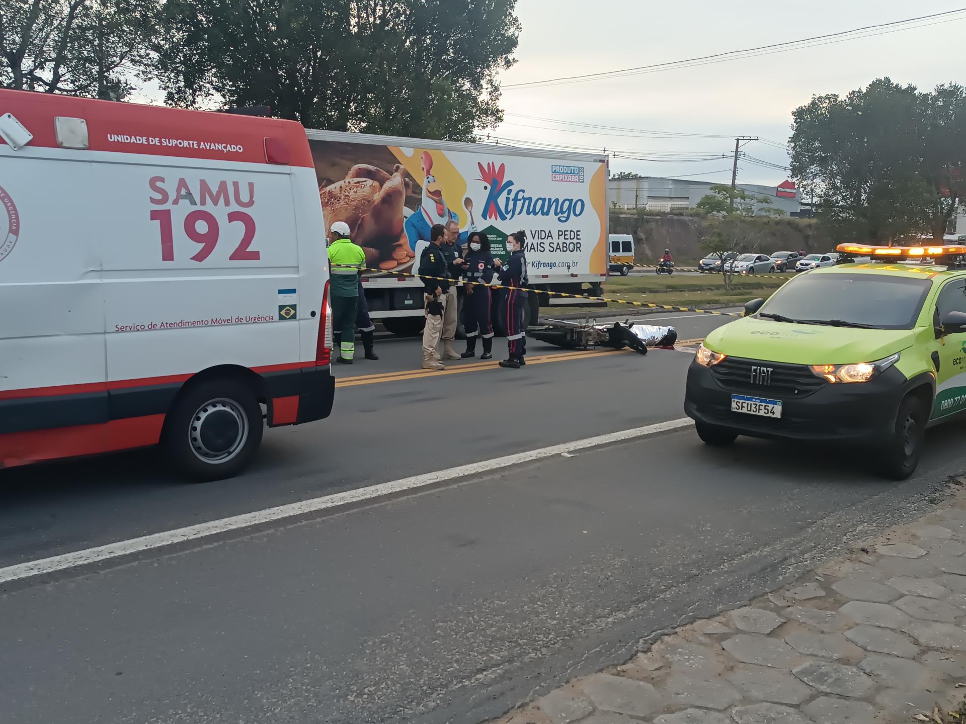Grave acidente na BR-101 em Linhares: Motociclista morre e motorista fica ferido após colisão envolvendo três veículos.