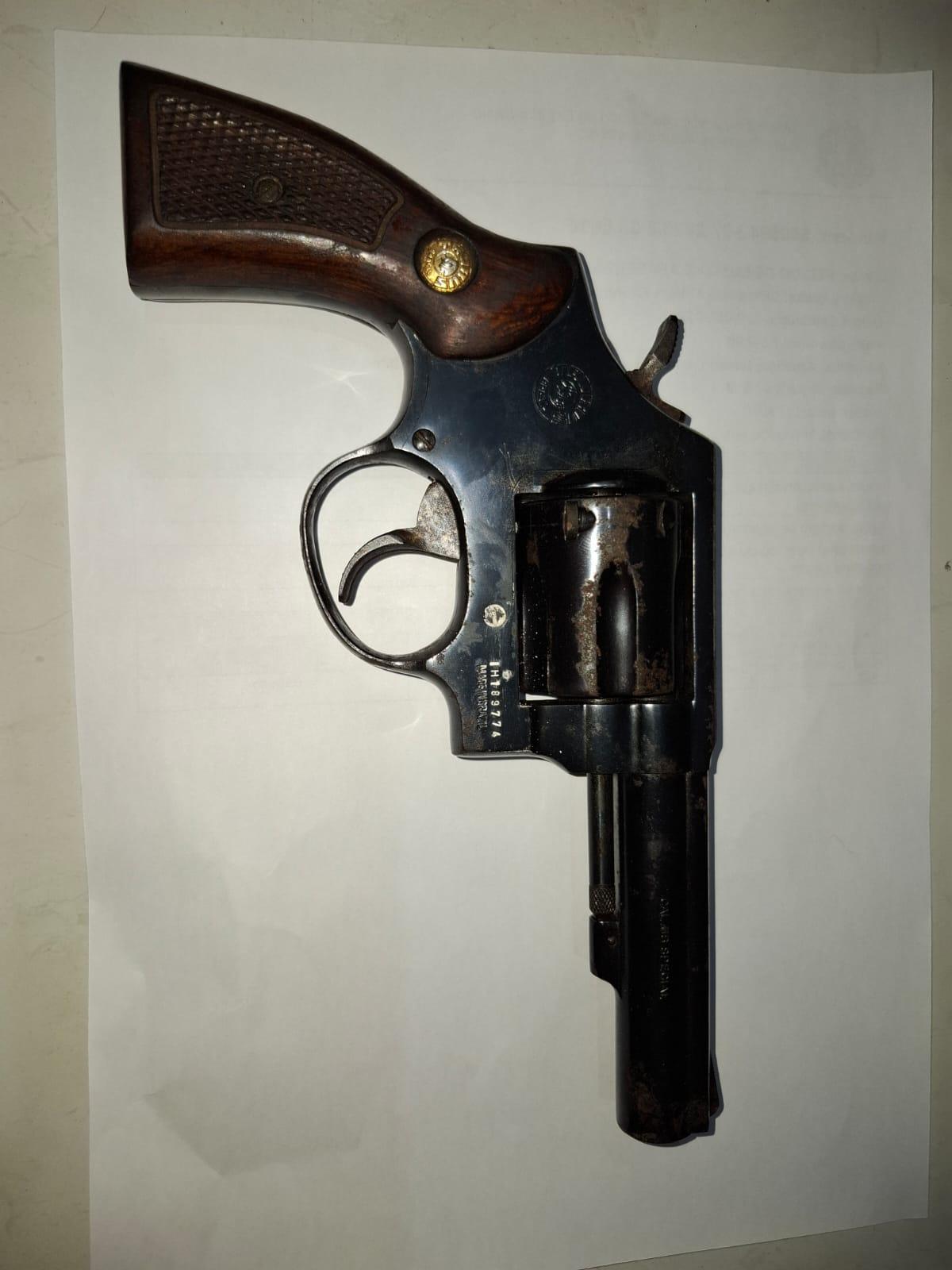 Polícia apreende arma no bairro Olaria em Linhares.