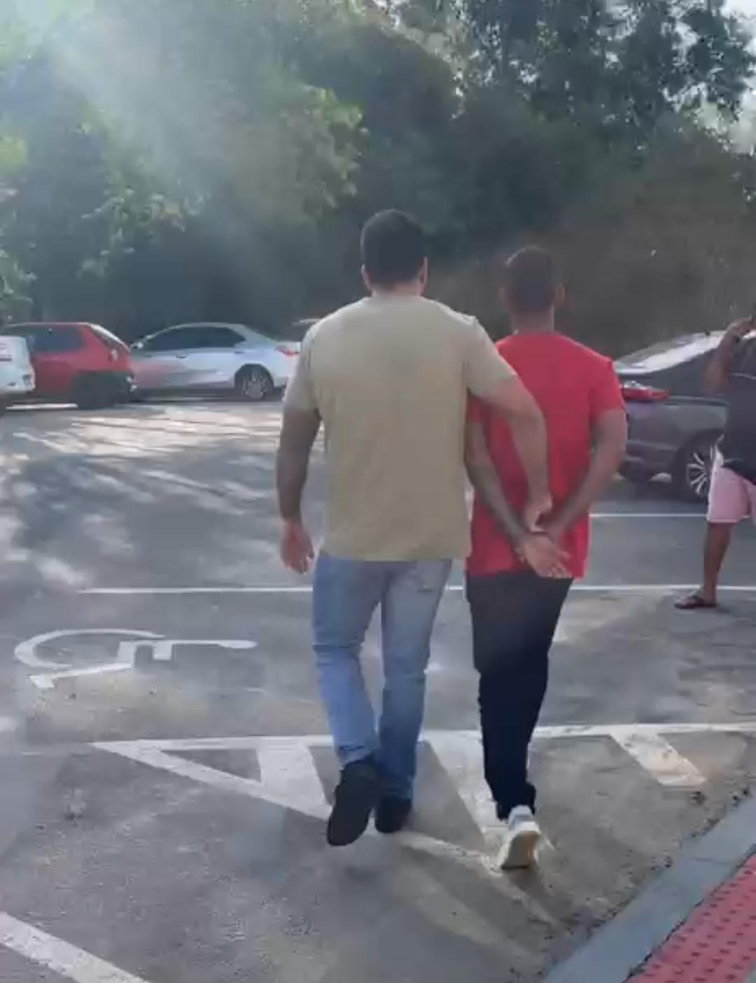 Polícia cumpre mandando de prisão nas dependências da OAB Linhares.