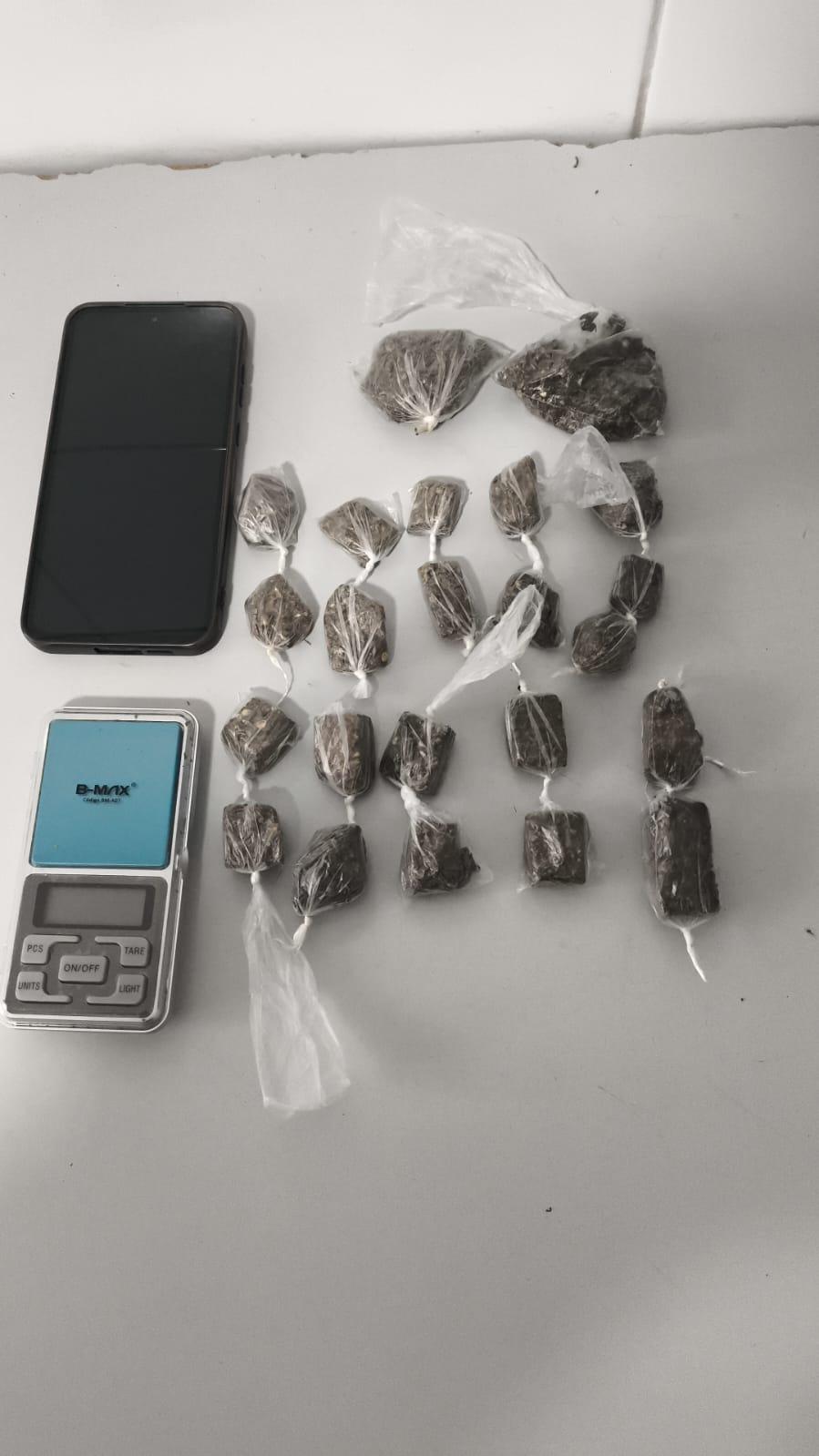 Adolescente é apreendido com drogas na Praça 22 de Agosto, em Linhares