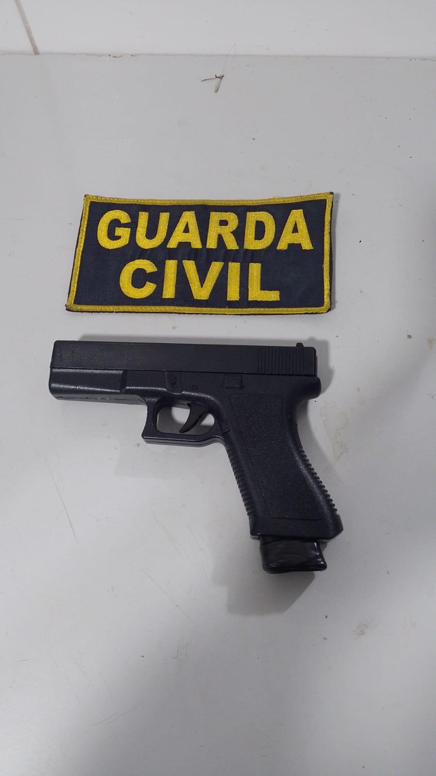 Homem é detido com simulacro de arma dentro de pizzaria em Linhares.