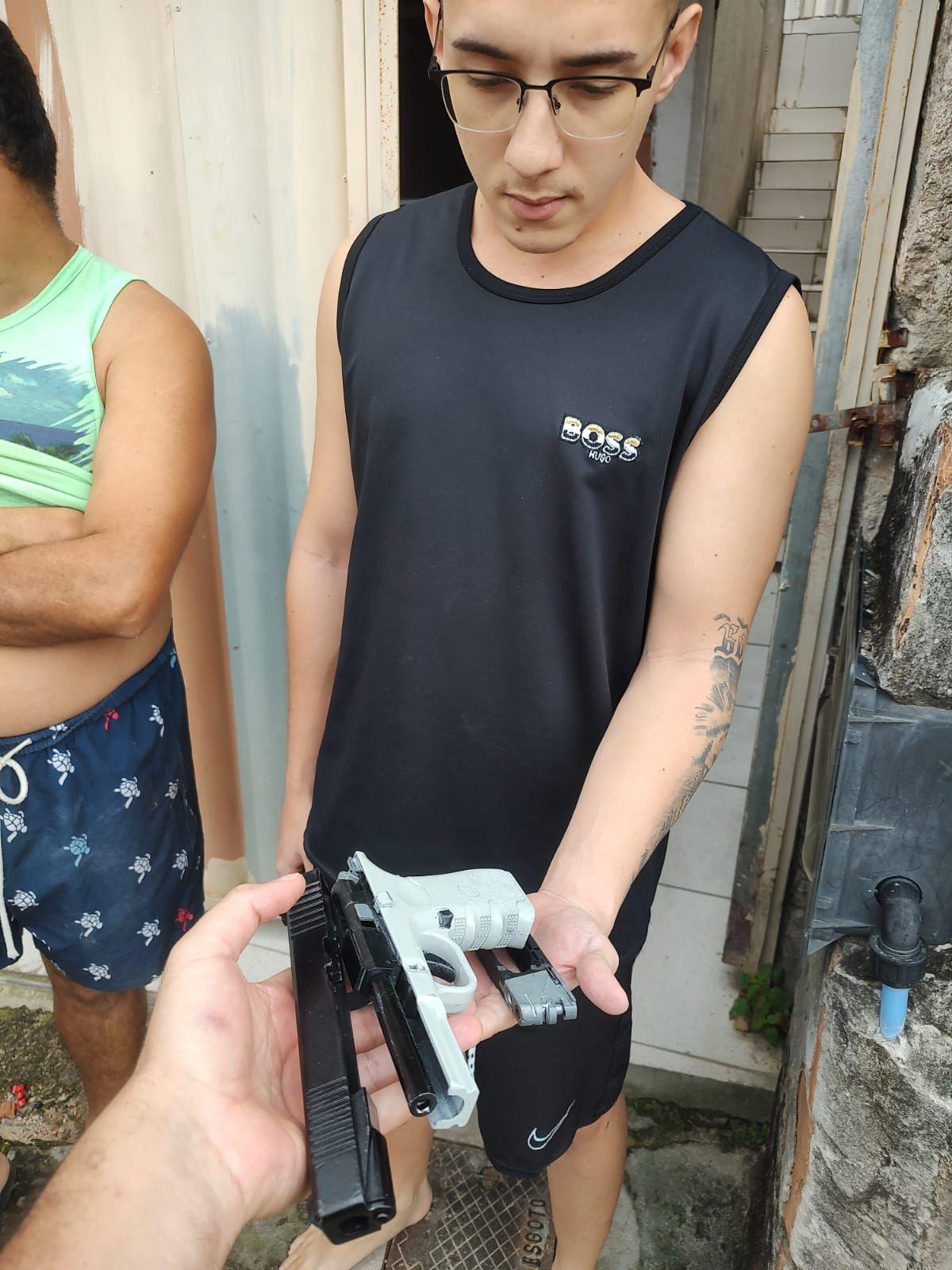 Polícia Civil apreende materiais utilizados por homem que se passava por aluno da PMES.