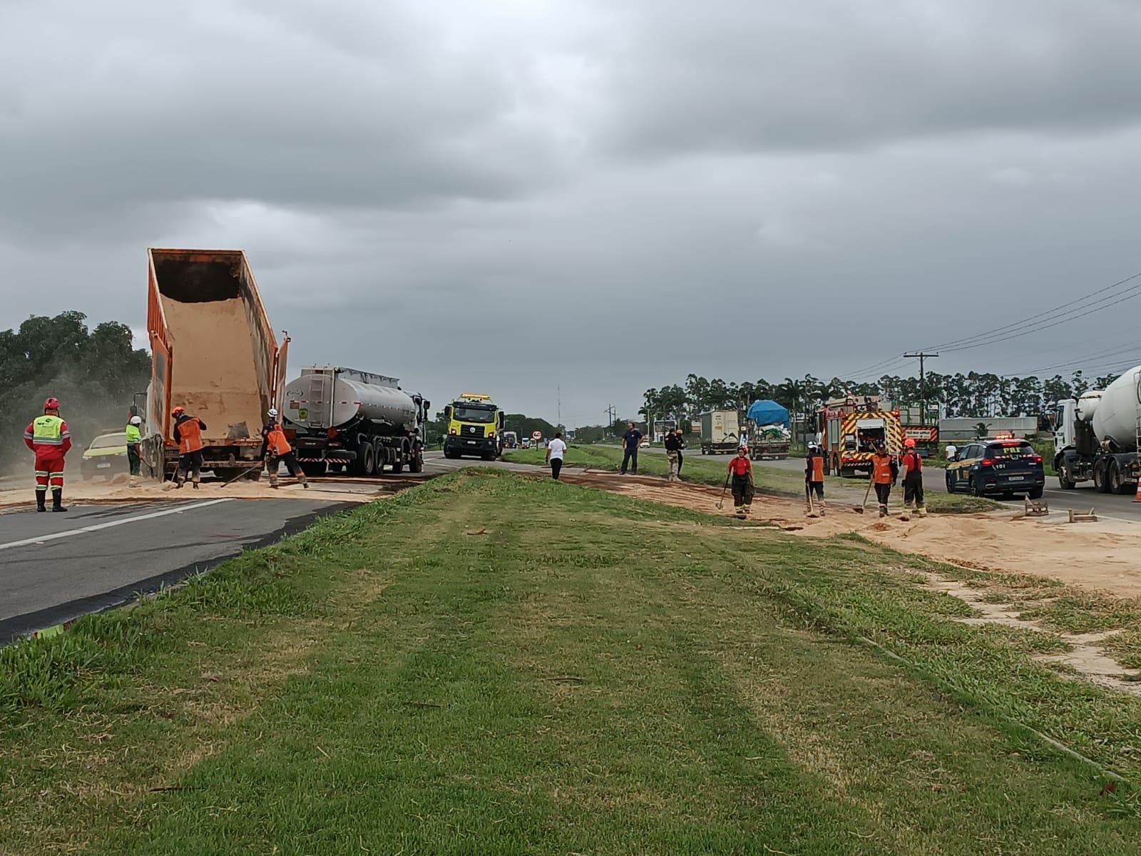 Acidente entre com dois Caminhões fecha o trânsito na BR-101, em Linhares.
