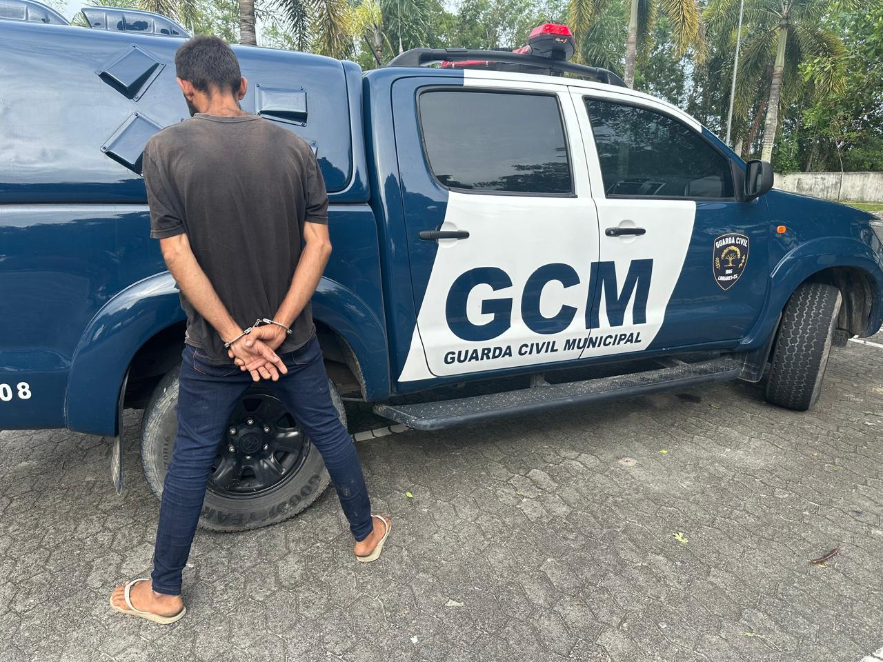 GCM de Linhares prende homem com mandado de prisão em aberto no Centro.