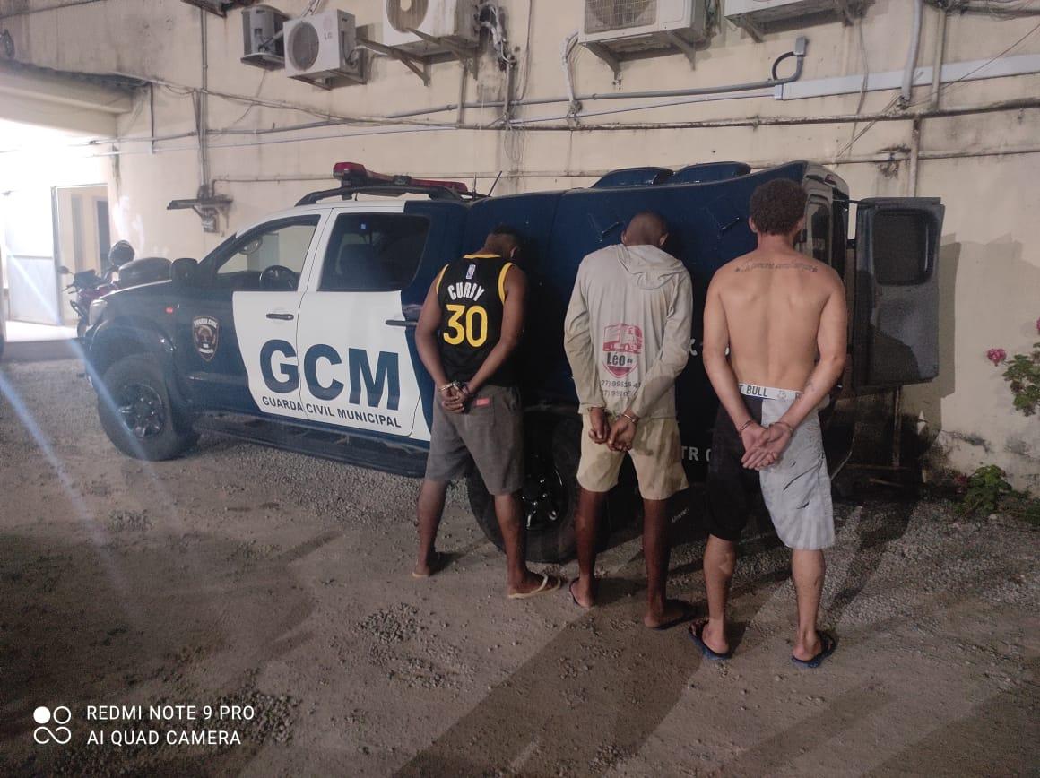 GCM de Linhares prende três homens e apreende veículo na praça 22 de Agosto.