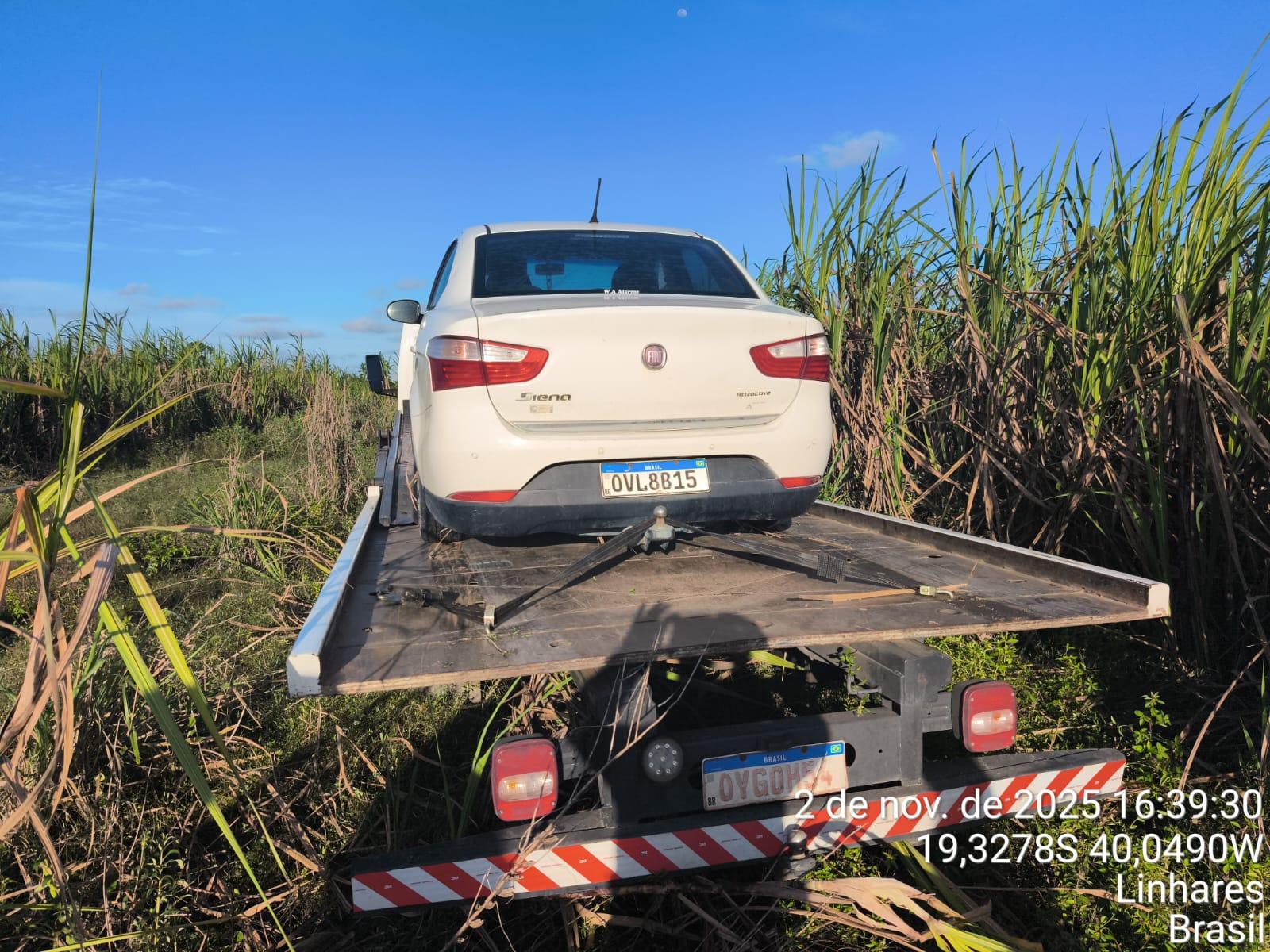 Guarda Civil encontra carro roubado abandonado em canavial de Linhares.