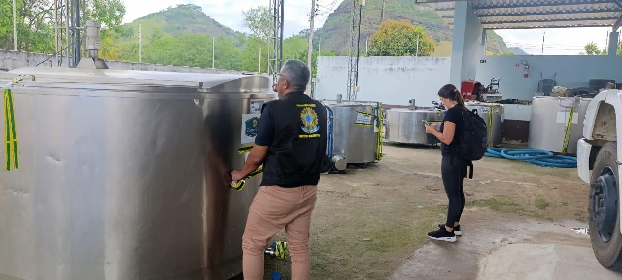 PCES interdita laticínio clandestino e apreende 400 litros de leite em Ecoporanga.