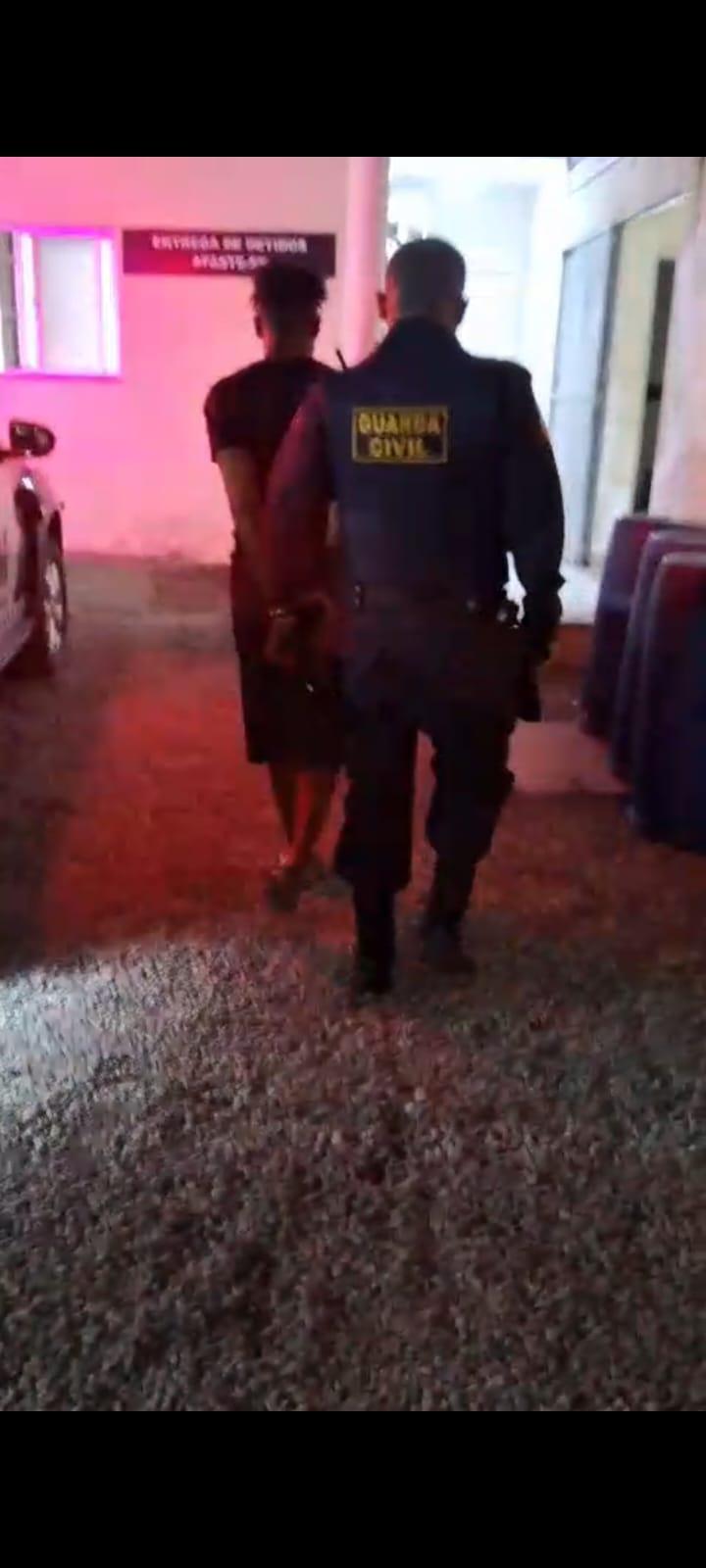 Populares detêm homem após assalto a mulher no Centro de Linhares.