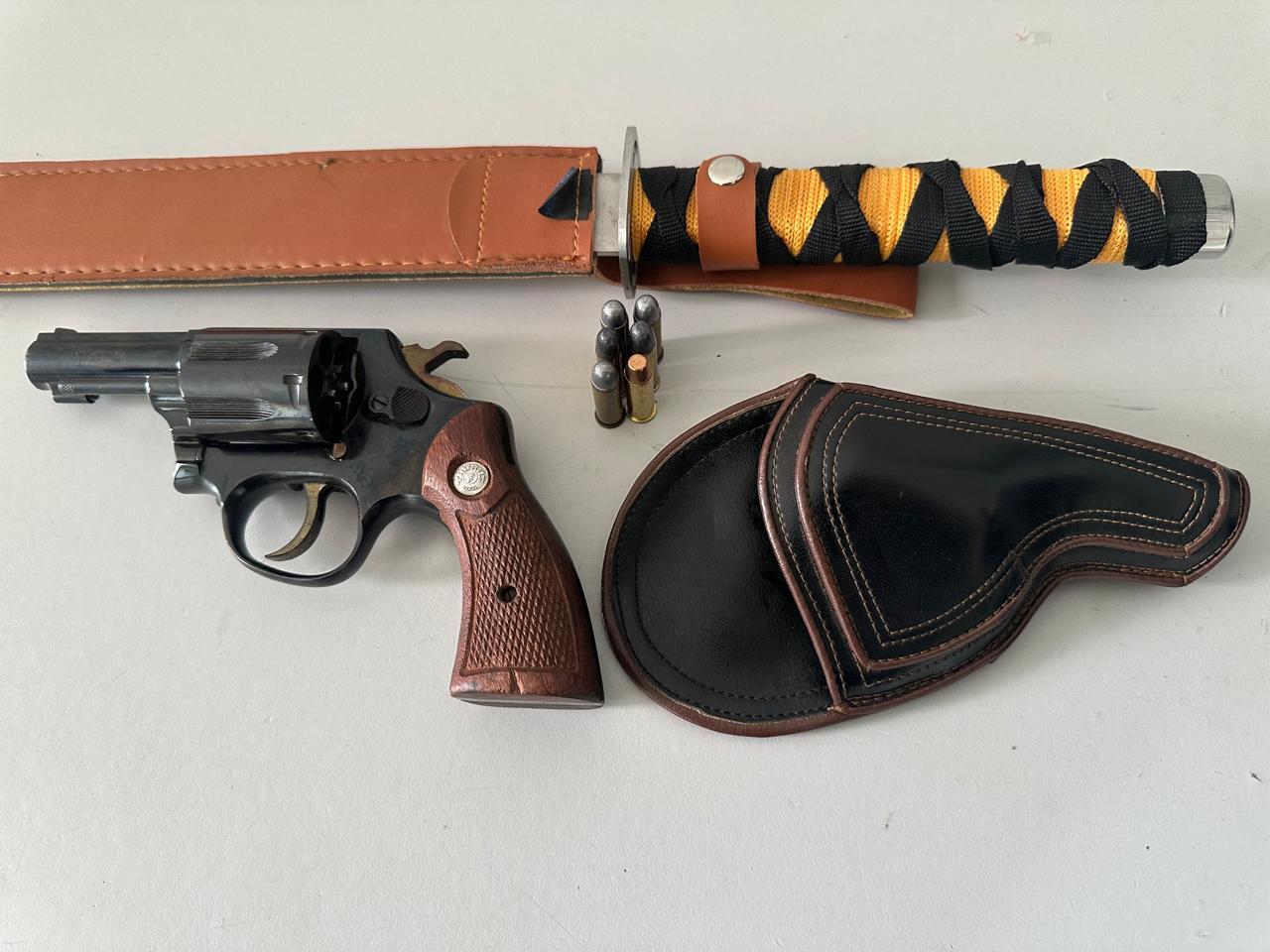 Homem é detido com revólver e katana dentro de veículo em terreno baldio em Linhares