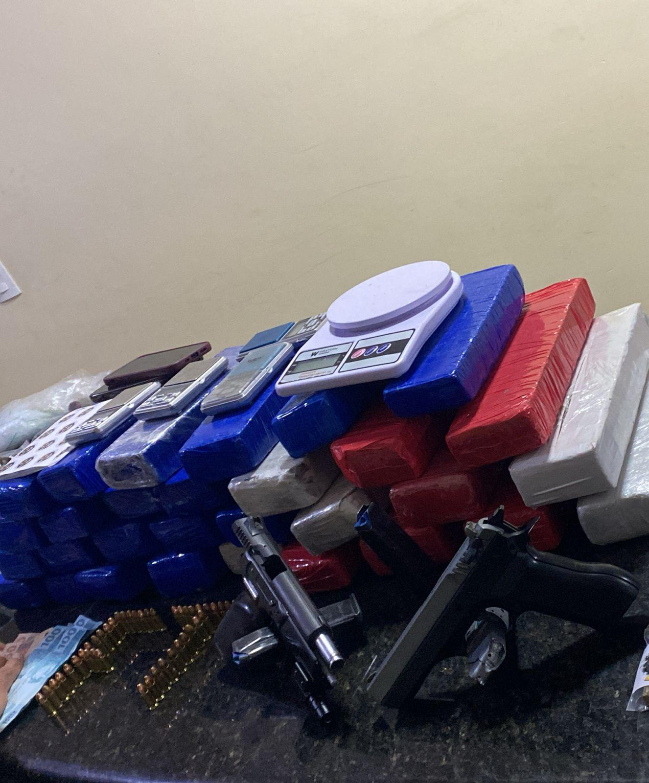 Duas pessoas são detidas pela PMES com mais de 24 quilos de maconha em Linhares.