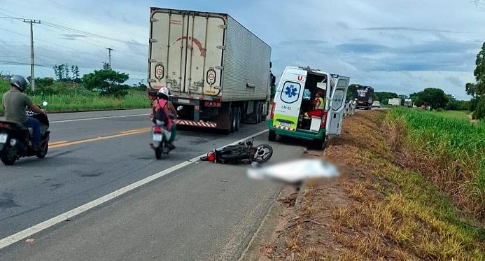 Acidente entre moto e caminhãodeixa vítima fatal na BR101 em Linhares.