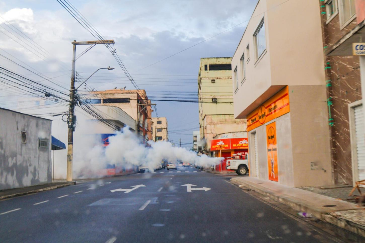 Carro fumacê vai percorrer 9 localidades de Linhares nesta semana.