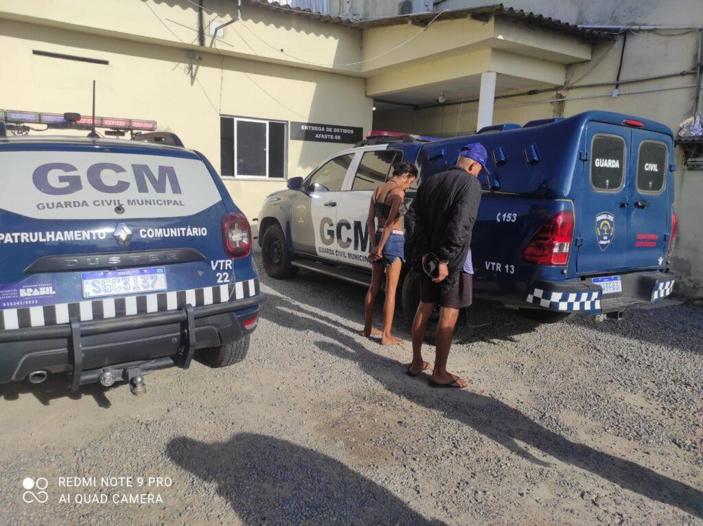 GCM apreende arma de fogo e prende duas pessoas após denúncia anônima.