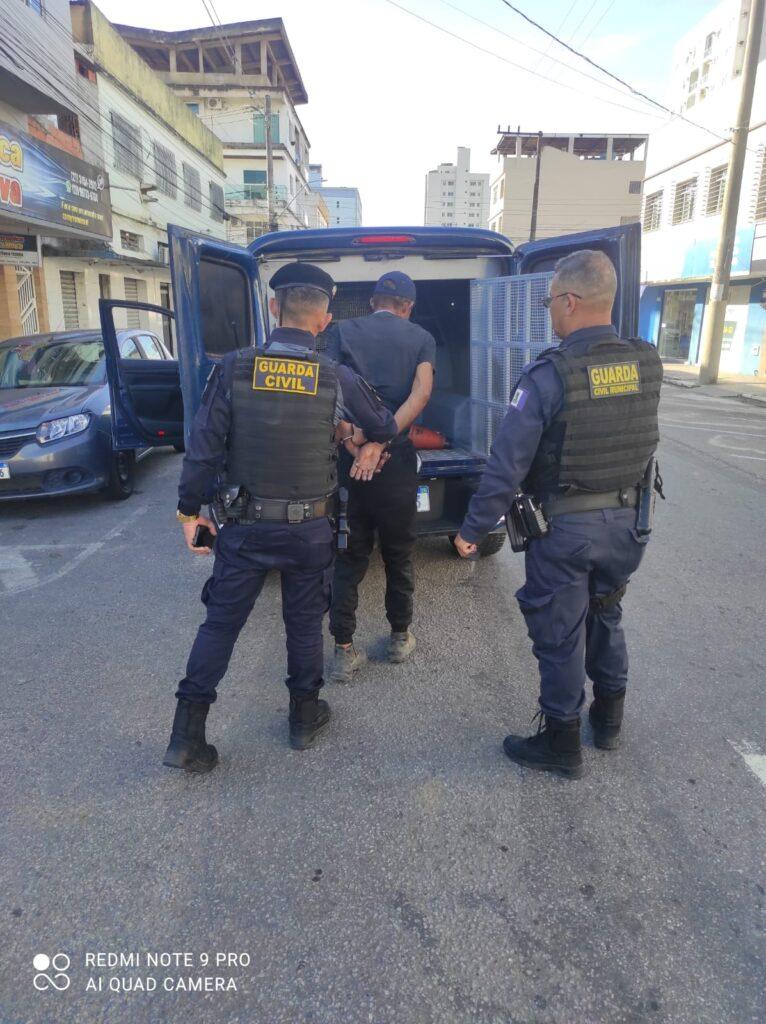 GCM de Linhares prende homem com mandado de prisão em aberto.