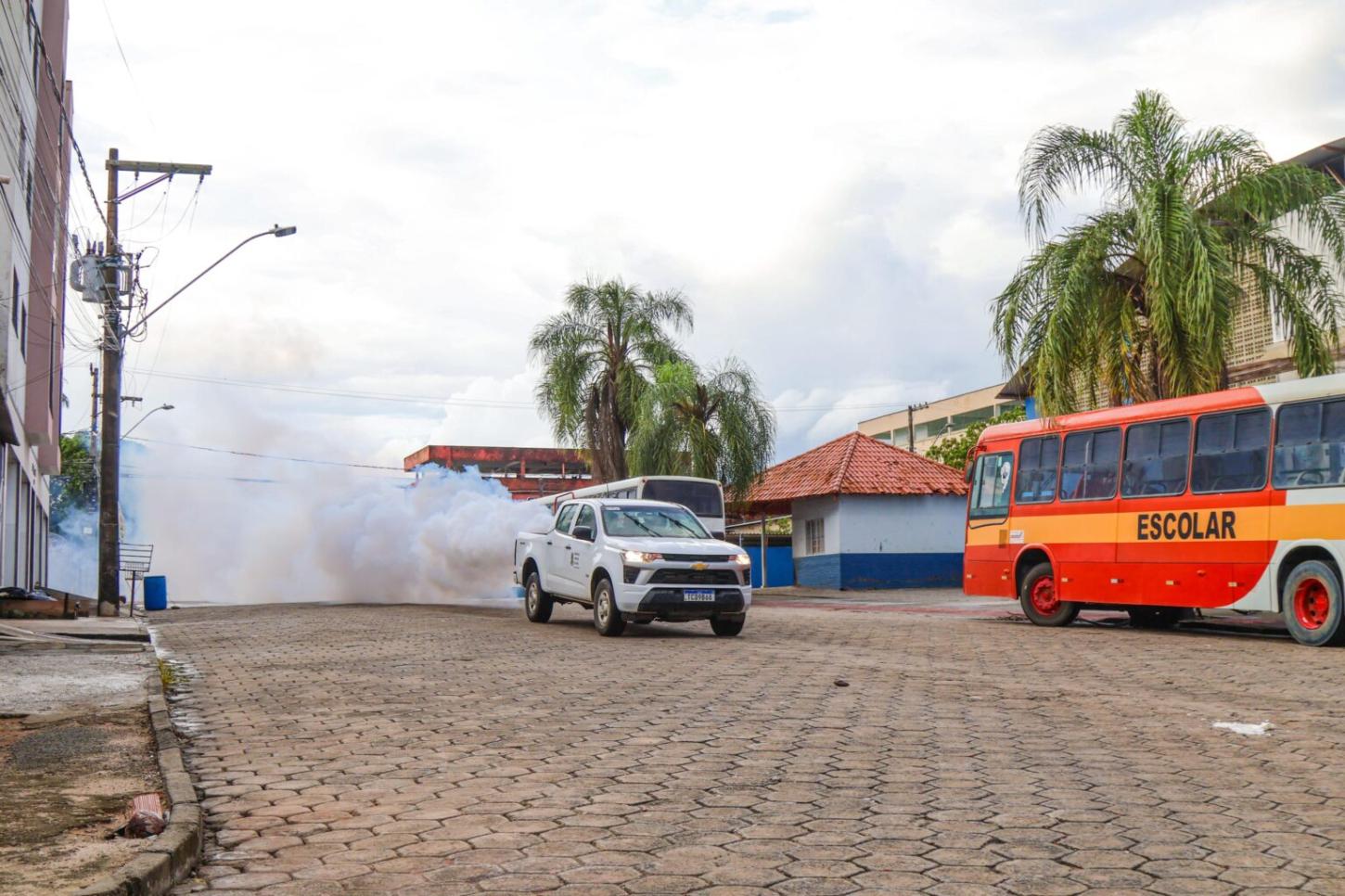 Carro fumacê segue no combate ao mosquito da dengue e divulga novo itinerário para a semana.