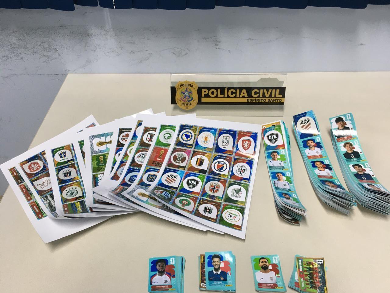 DP de Guaçuí apreende mais de mil figurinhas da Copa do Mundo com indícios de falsificação.