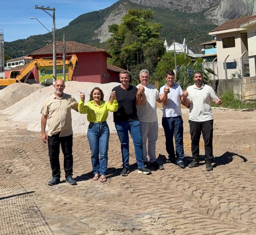 Emanuela Pedroso vê o avanço das obras de macrodrenagem e urbanização em Pedra Azul.