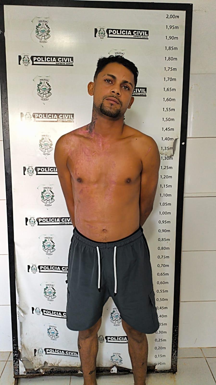 Operação em Rio Bananal: pistola é apreendida dentro de um guarda-roupa.