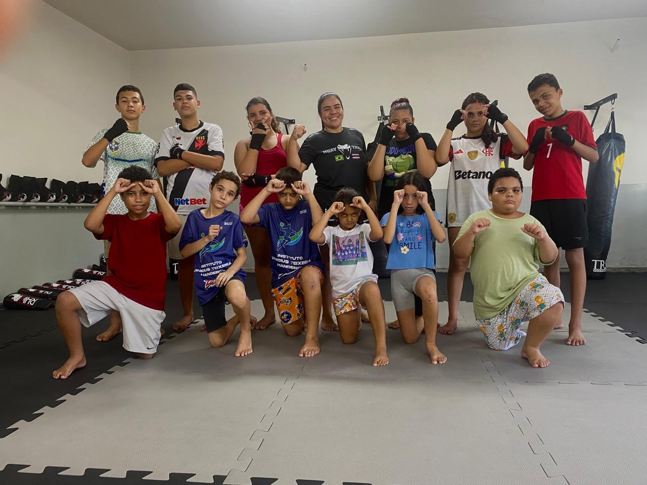 Projeto de muay thai muda rotina de crianças e adolescentes no CRAS do bairro Interlagos.