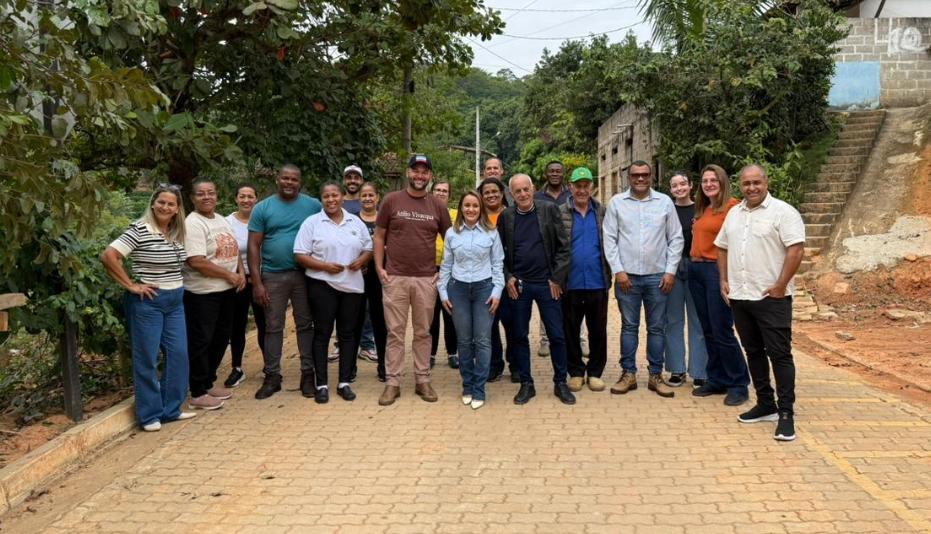 Emanuela visita obras e dialoga com moradores em Atílio Vivacqua e Cachoeiro de Itapemirim.