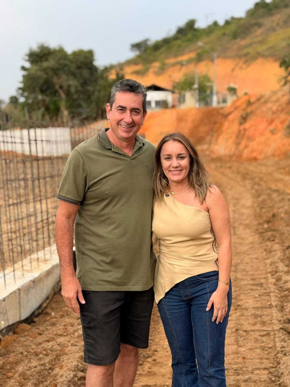 Emanuela Pedroso e Jailson Quiuqui visitam obra que vai proteger a vida e o patrimônio das famílias de Águia Branca.