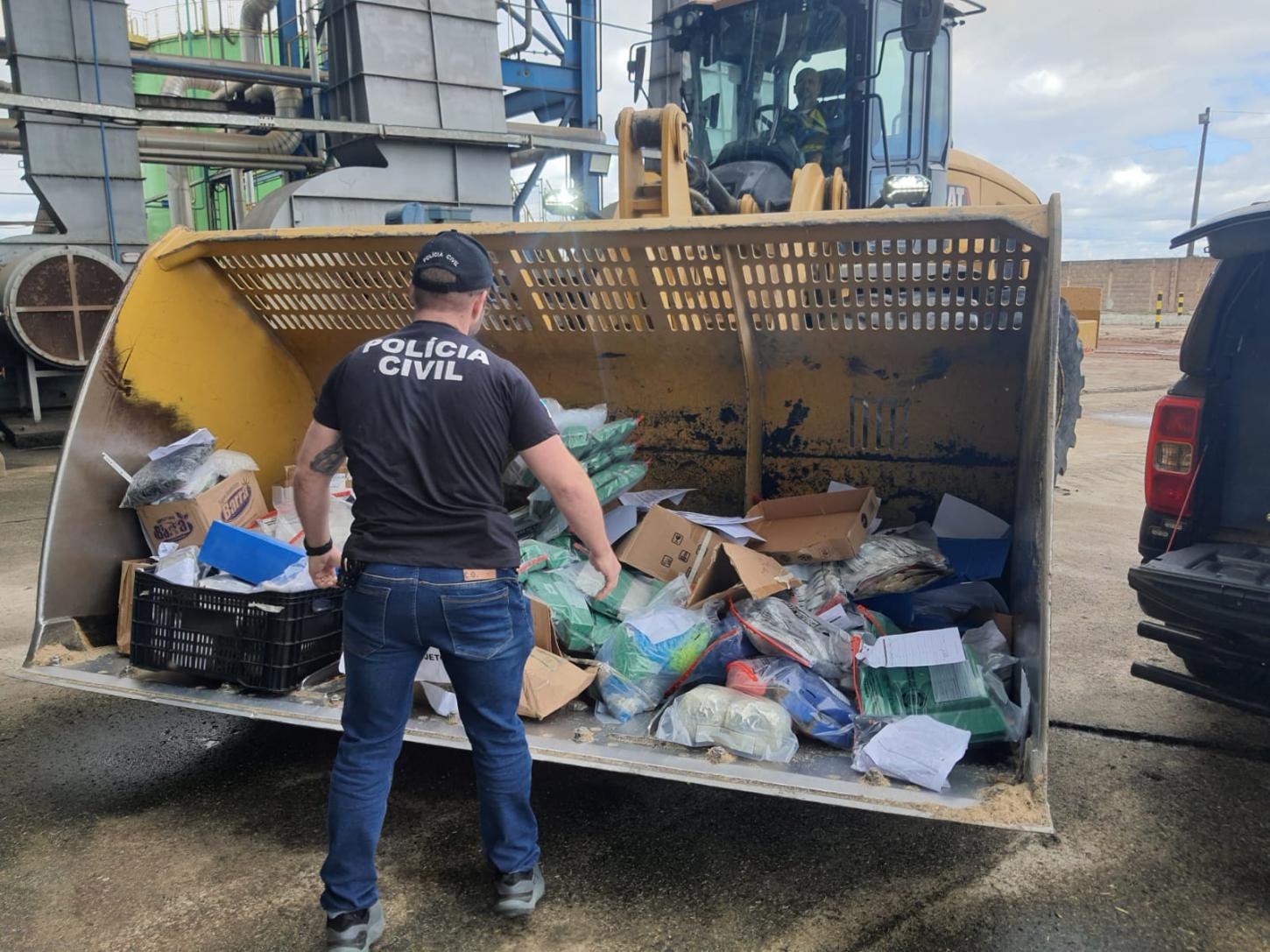 Forças policiais de Linhares incineram 270 quilos de drogas apreendidas na cidade.