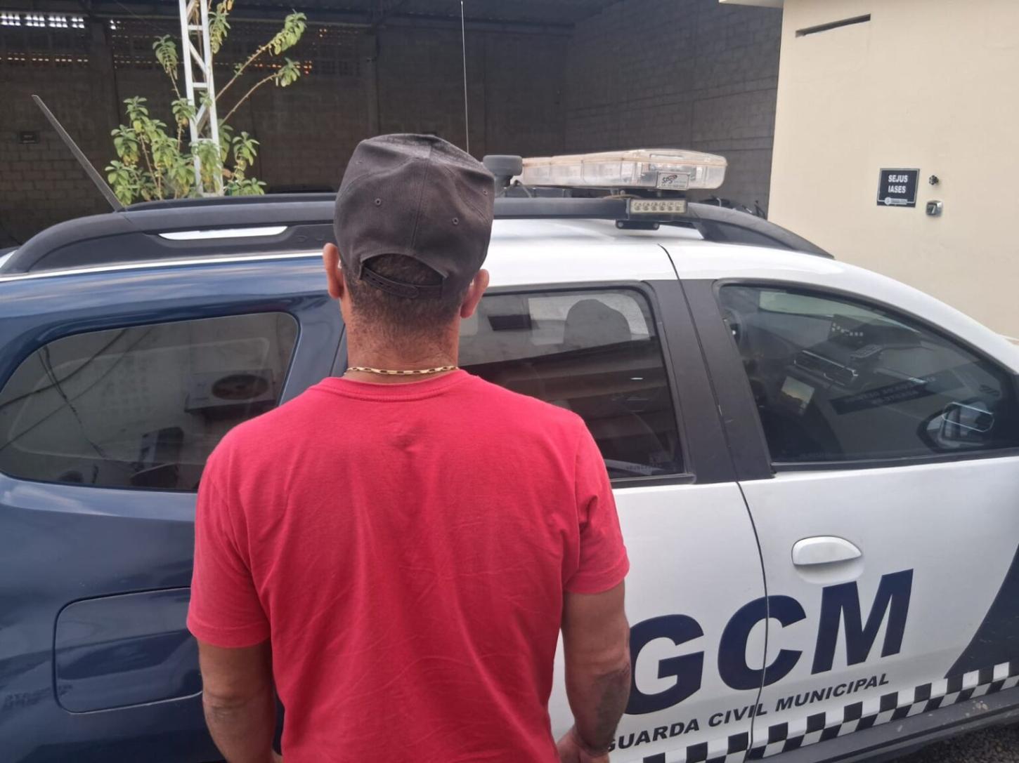 GCM de Linhares prende motociclista por embriaguez depois de acidente.