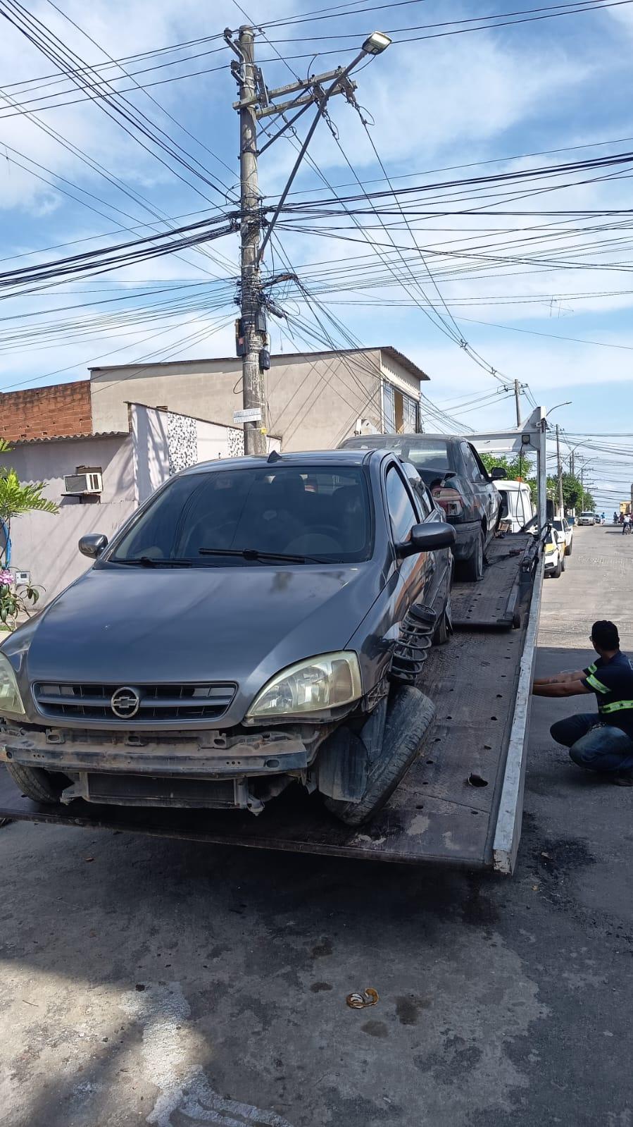 Operação retira 8 carros abandonados das ruas de Linhares.