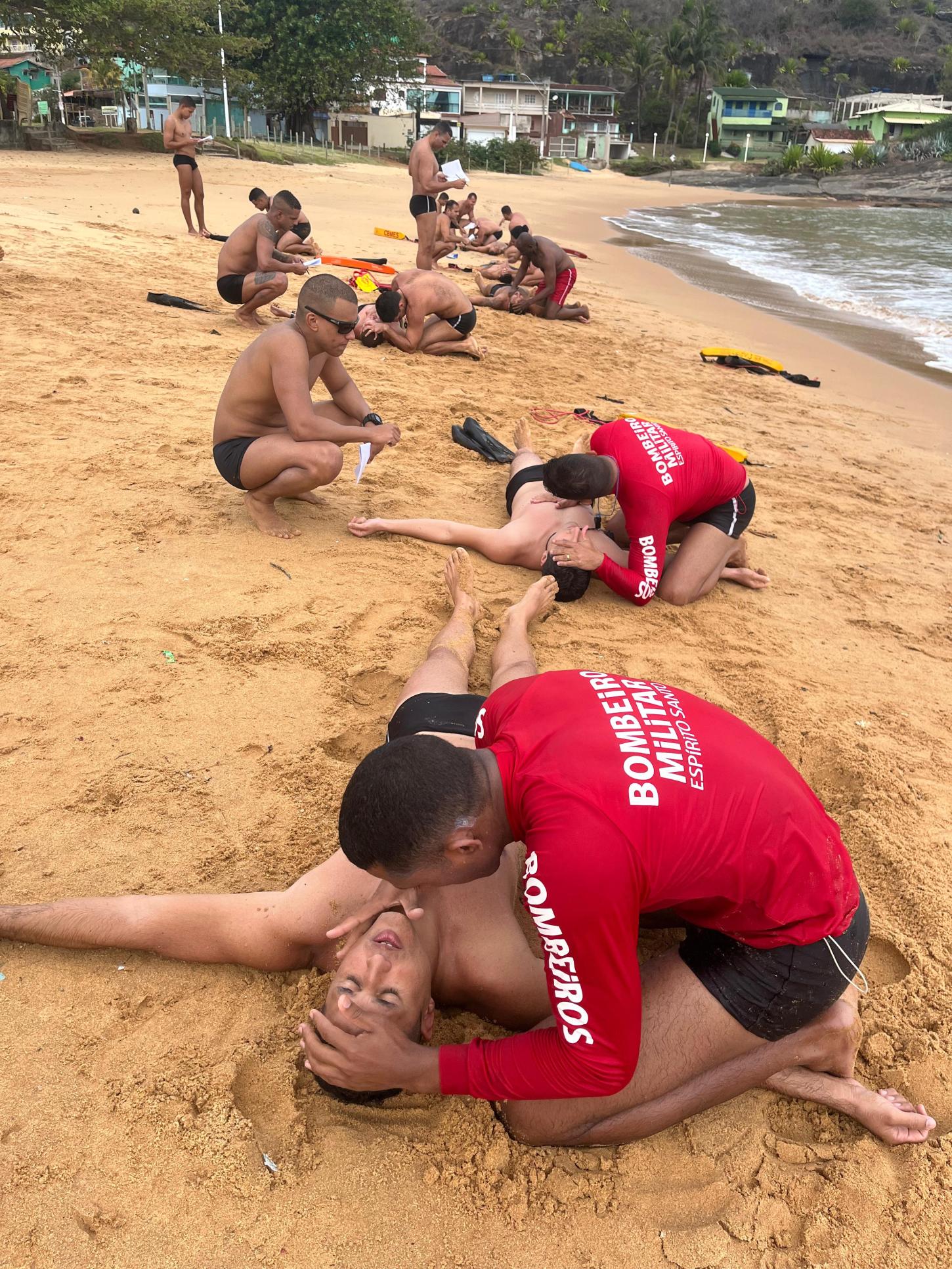 Corpo de Bombeiros Militar abre inscrições para curso de formação de guarda-vidas.