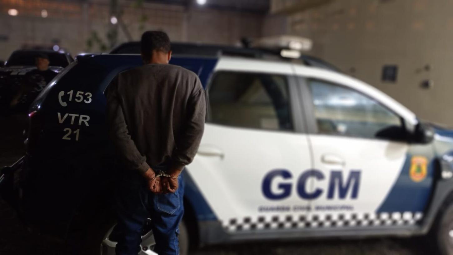 Homem com mandado de prisão em aberto e preso pela GCM de Linhares.
