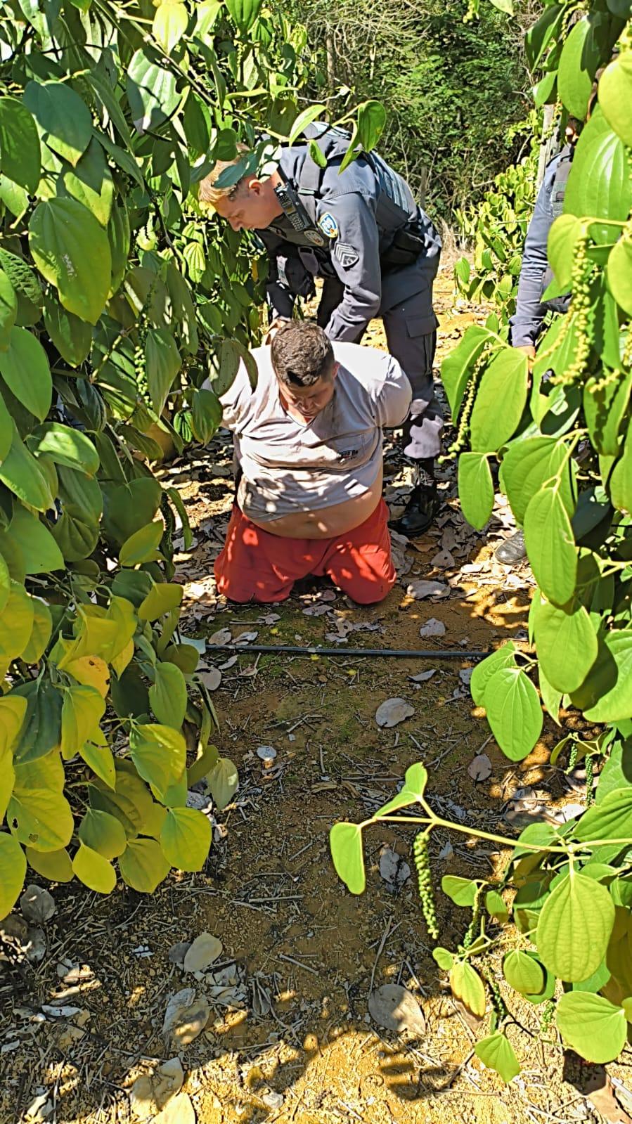Homem investigado por feminicídio é preso em Fundão após fugir de Linhares.