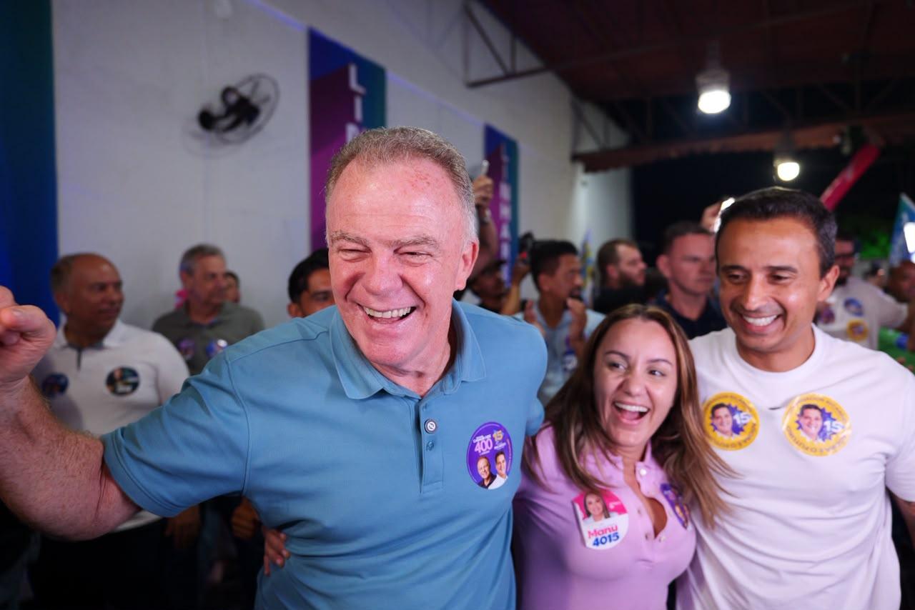 Candidata ao cargo de deputada federal, Manú é abraçada pelo linharense em adesivaco