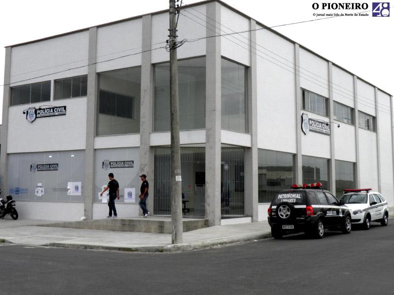 Sequestro, cárcere privado, e estupro: vítima procura a polícia que prende o autor.