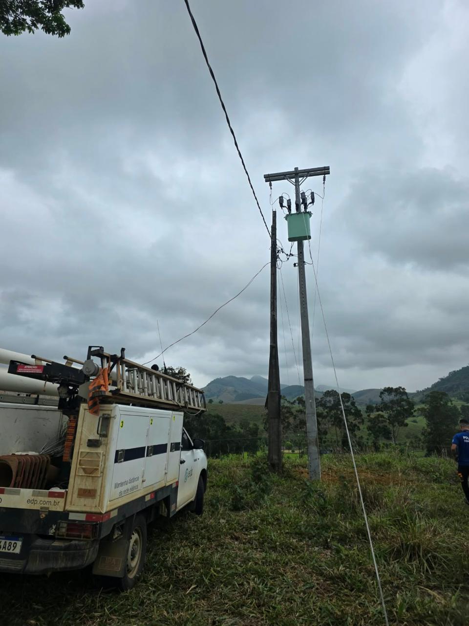 Polícia flagra ligação clandestina de energia em fazenda de Aracruz.